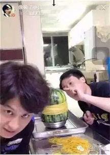 娱乐吃瓜酱男大学生,揭秘娱乐吃瓜酱男大学生的校园生活