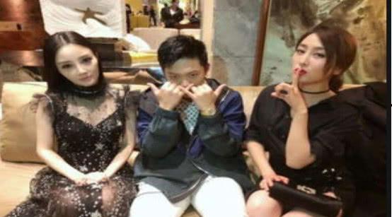 吃瓜三人娱乐圈,吃瓜三人组揭秘娱乐圈幕后风云